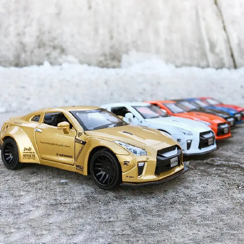 Модель литая автомобиля Nissan GTR в масштабе 1:32 Игрушечная модель Детская машина для
