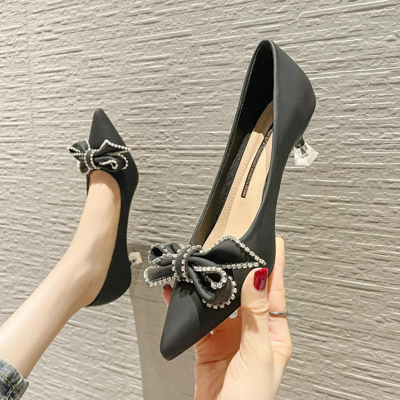 

Женские туфли на шпильке-бабочке, с острым носком