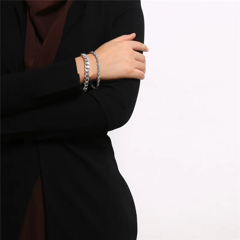 Женский панцирный браслет на запястье массивный золотого цвета в готическом