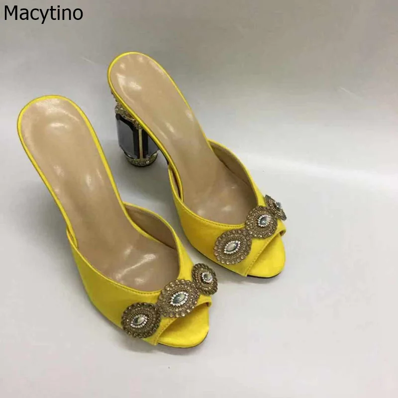 Женские сандалии с перьями на каблуке 10 см желтые шлепанцы открытым носком