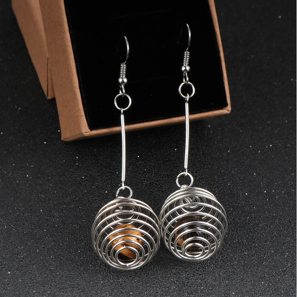 Женская серьга пружина из натурального камня с тигриным глазом бирюзы оникс