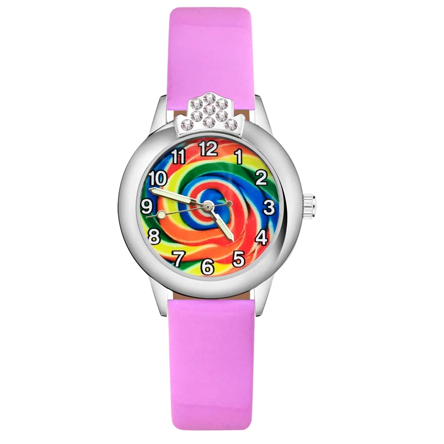 С яркими рисунками из мультфильма про динозавров леденец на палочке с украшением