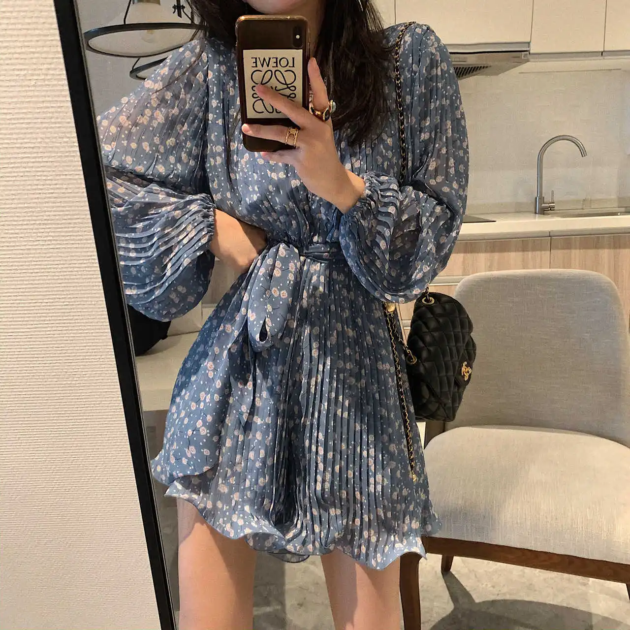 

and gentle blue floral pleated small V-neck