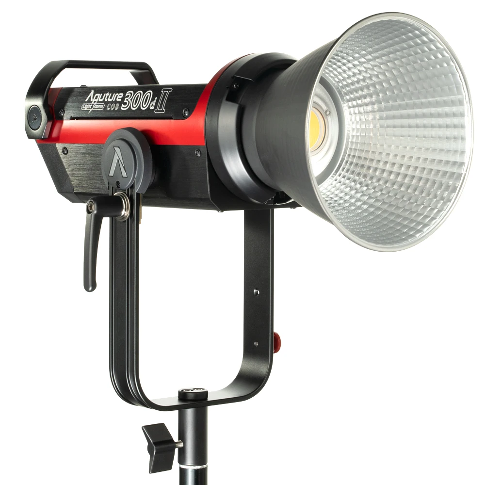 Светодиодная лампа Aputure LS C300d II для видеосъемки COB Light + крепление Френеля 2x