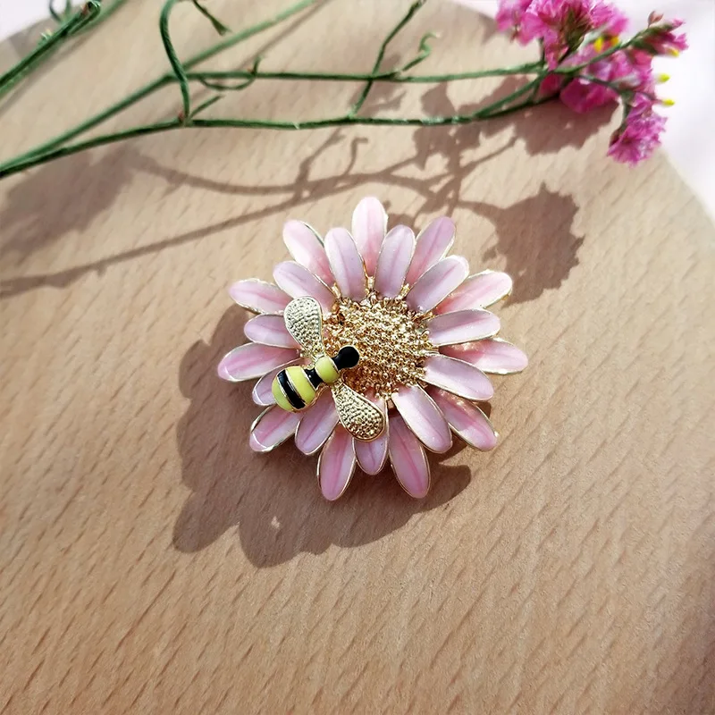 

New Bee Honey Brooch Temperament Pastoral Color Small Daisy Bee Animal Brooch Fashion Backpack Badge Daisy Bee Animal Brooch