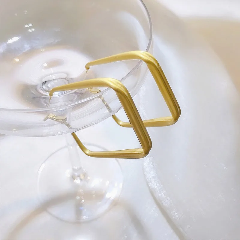 Европейские и американские ретро-темпераментные вычурные серьги геометрического квадрата модного персонажа Биг он