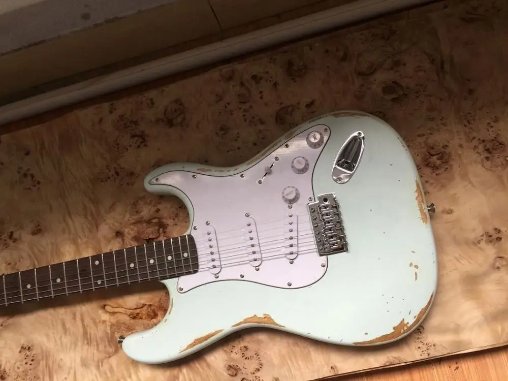 En stock Guitarra elуглеводородная рельефная древесина. El día se desvanece para hacer повторные