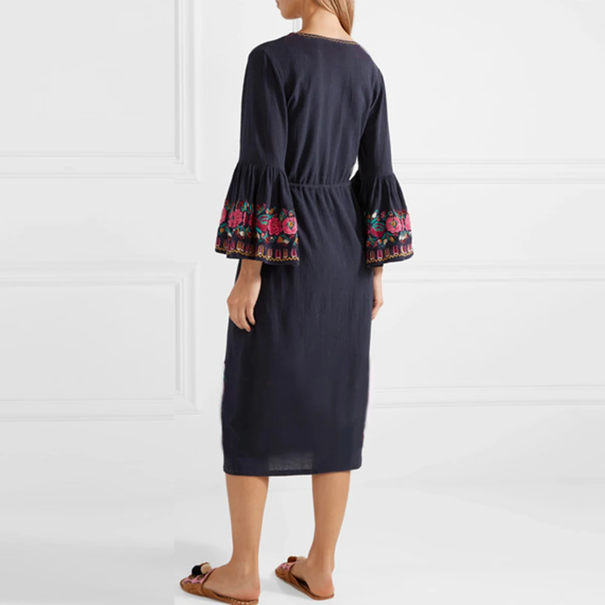 Женское длинное платье в стиле бохо черное пляжное миди с цветочной вышивкой