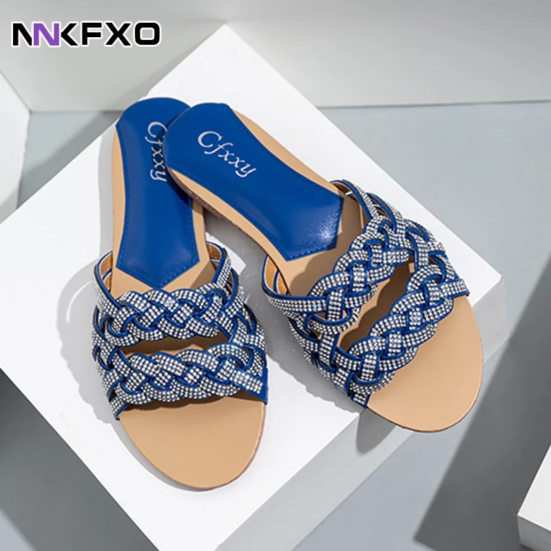 

Женские пляжные шлепанцы со стразами, уличные сандалии на плоской подошве, Повседневная модная удобная обувь с открытым носком, большие раз...