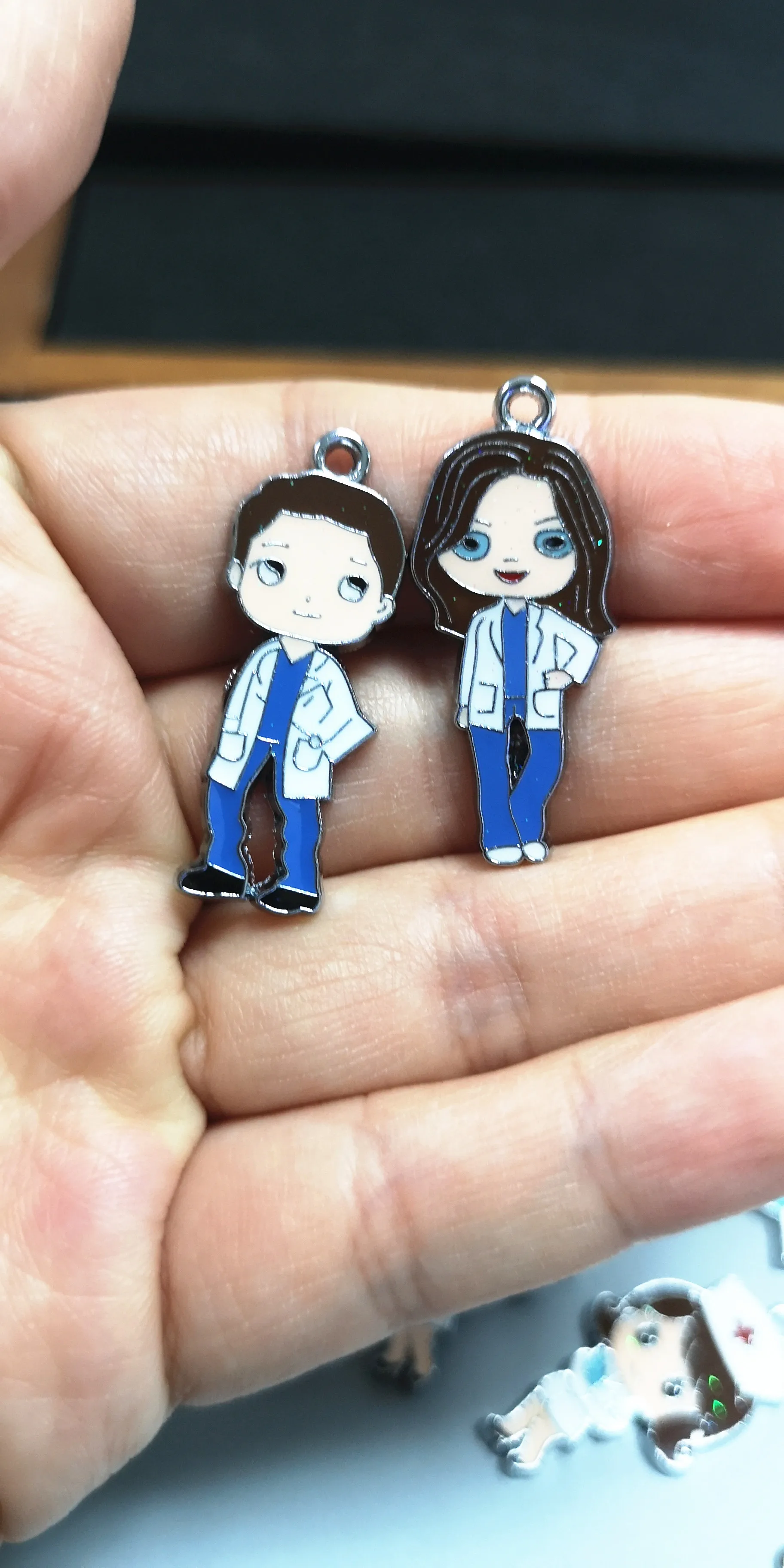 Цепочка для ключей сделай сам металлическая подвеска серого цвета с эмалью