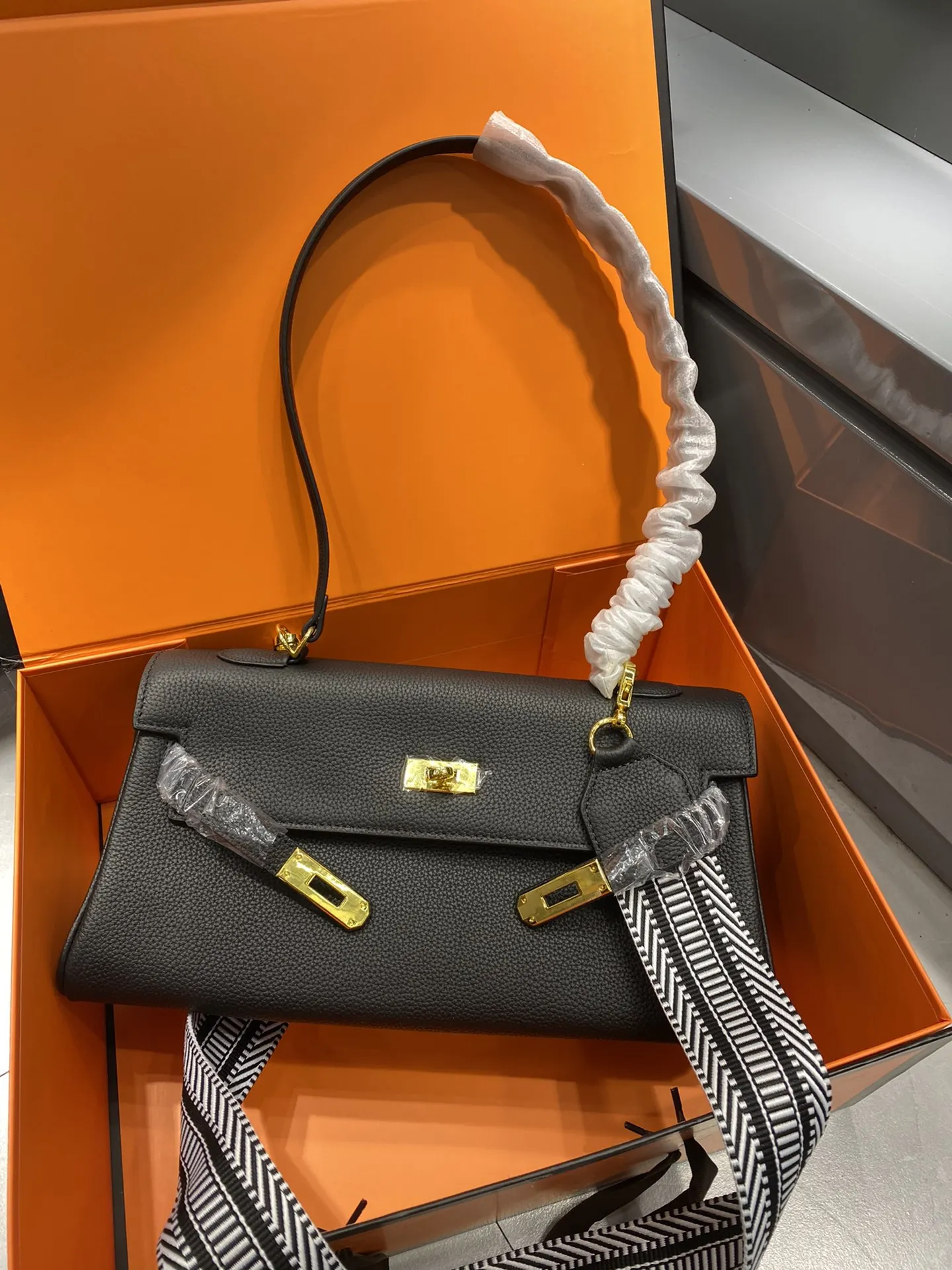 

free shipping 2021 the new style fashion belt gold hardwaregenuine cow leather women one shoulder bag crossbody bag 6 color 35cm