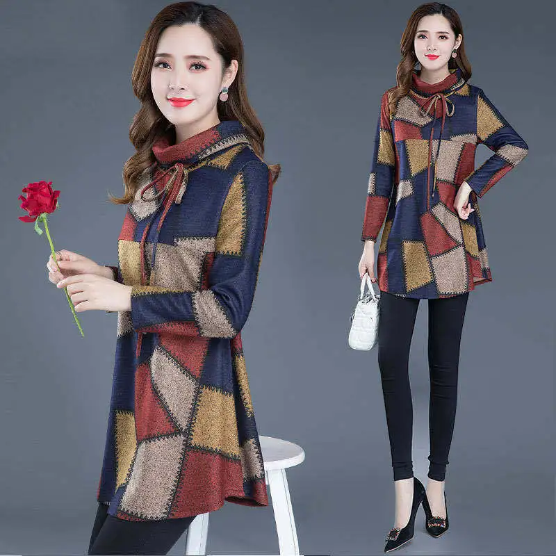 Футболка женская хлопковая с широким воротником в клетку принтом размера плюс