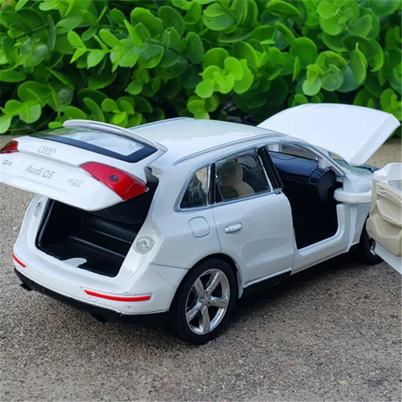 Модель автомобиля AUDI Q5 SUV 1:32 из сплава Литые и игрушечные автомобили