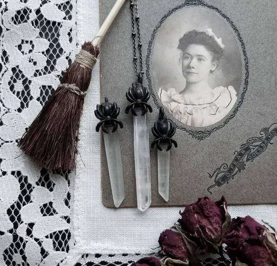 Кварцевое ожерелье с пауком-черная