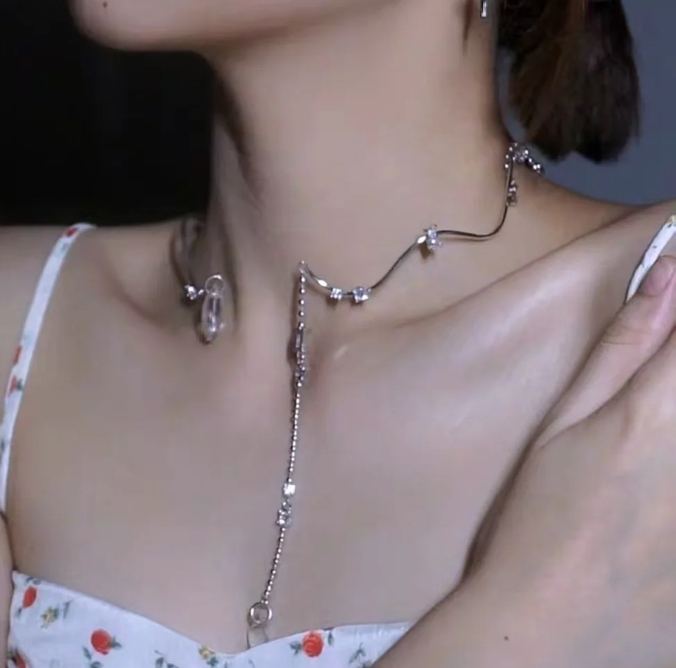

Hip Hop Wave Water Drop Shape Crystal Metal Pendant Necklace Shining Punk Winding Choker Necklace Statement Trendy Jewelry 2021