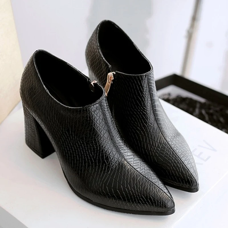 Ботильоны женские демисезонные модные короткие ботинки с острым носком на