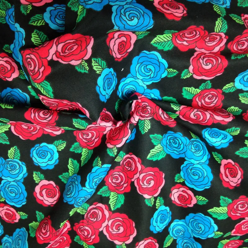 Изящная хлопковая ткань с рисунком красных и синих цветущих роз 50x105 см | Дом сад