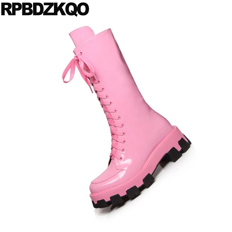 Женские ботинки из лакированной кожи розовые до середины икры на массивном