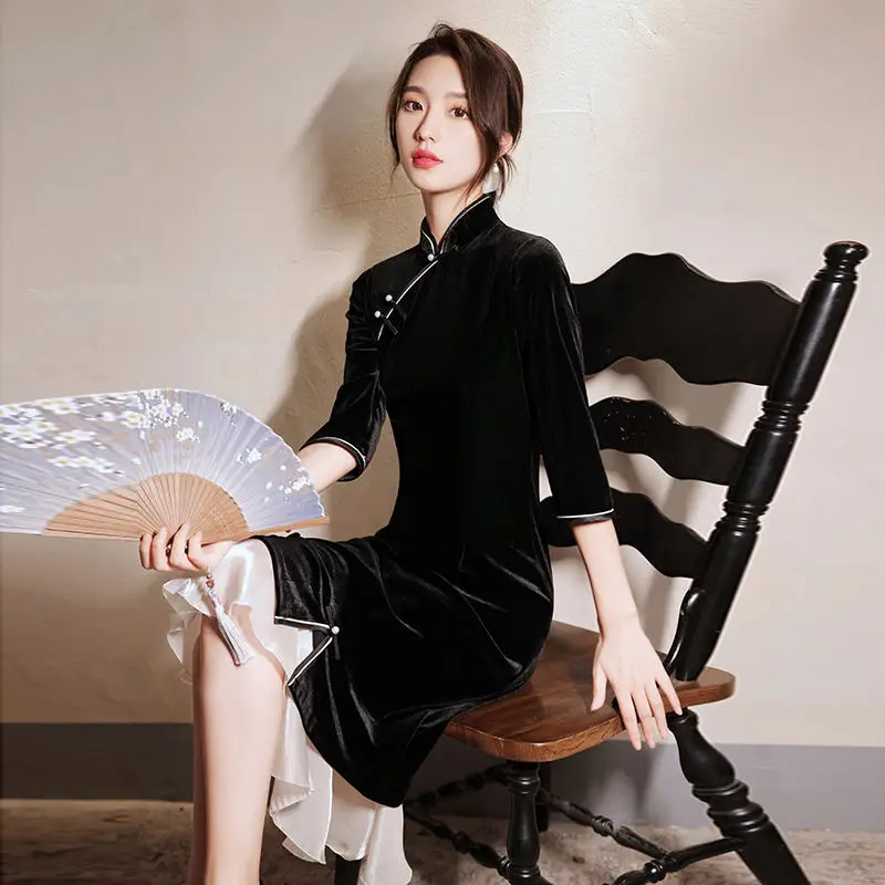 

Чонсам в улучшенном черном бархатном стиле, новинка 2021, Осеннее молодежное платье для девушек в китайском стиле ретро с длинными рукавами.