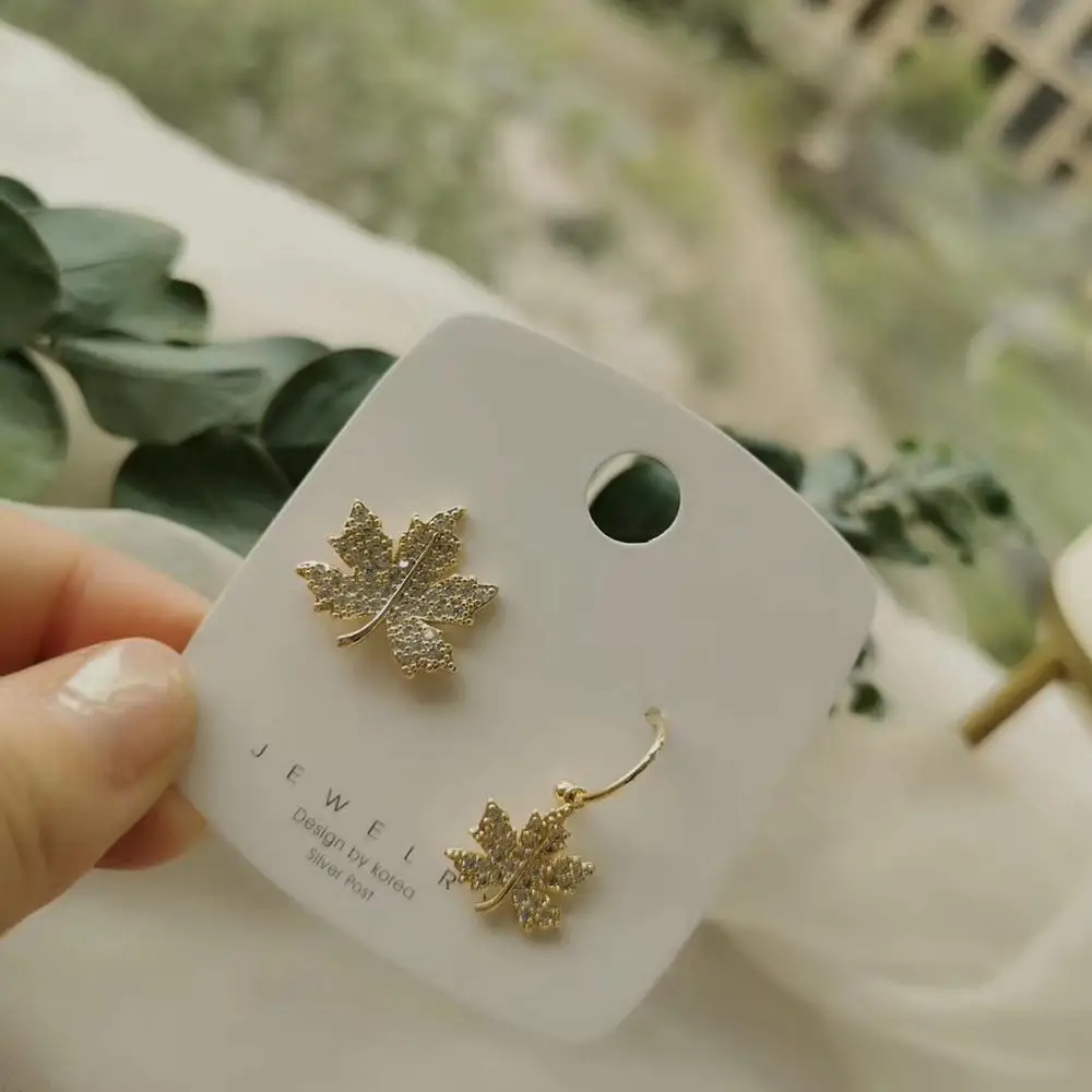 Серьги с кленовыми листьями асимметричные серьги инкрустацией из циркония