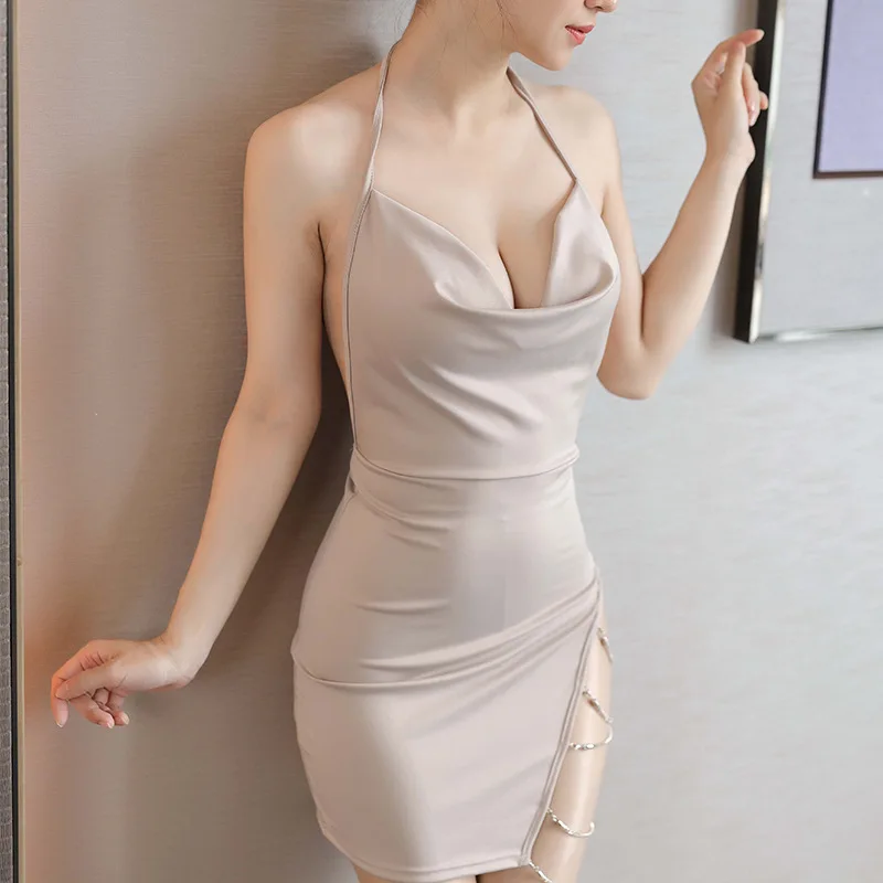 Соблазнительное облегающее платье с низким вырезом и юбкой открытой спиной боди
