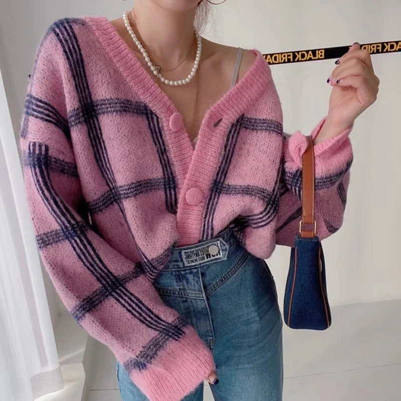 

The new style is still sweet temperament V-neck buttoned plaid color matching cardigan knitted cardigan