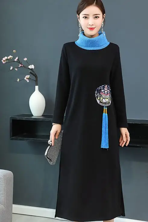 Длинное удобное женское платье с высоким воротником и кисточками большие