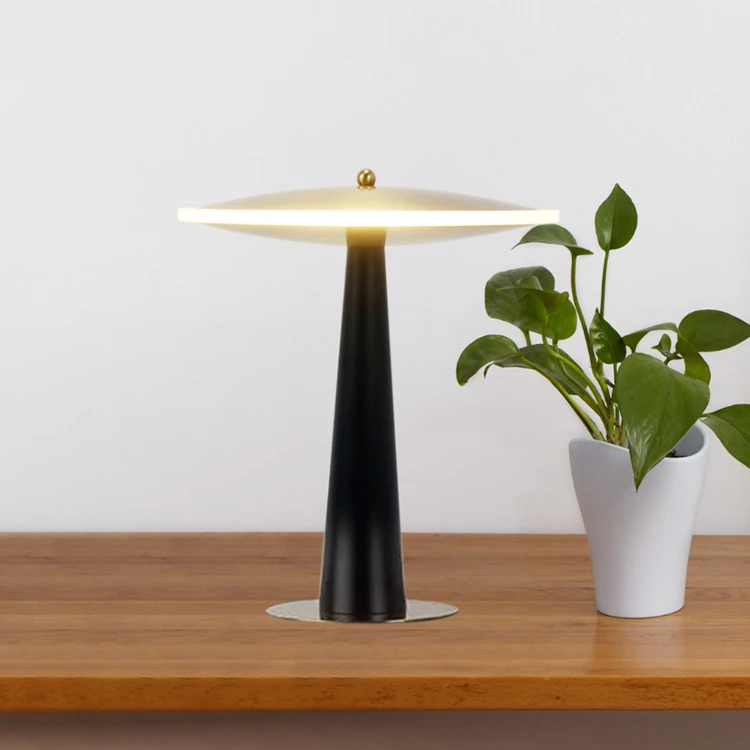 Светодиодная настольная лампа Современная Золотая светодиодный настольный