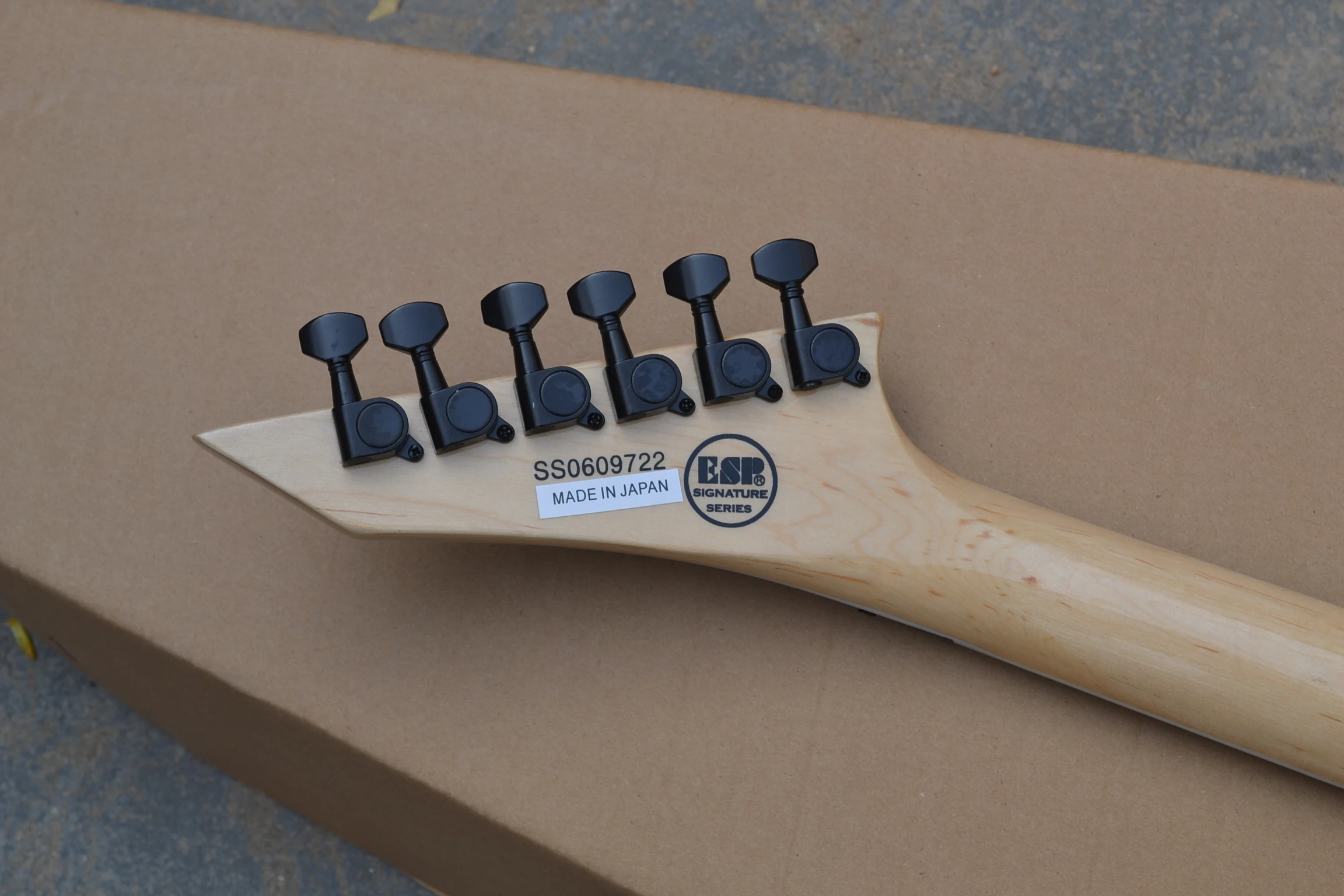 Оптовая продажа с завода, Классическая необычная 6-струнная электрическая гитара, дизайн черепа, черный двойной качающийся мост, бесплатная доставка