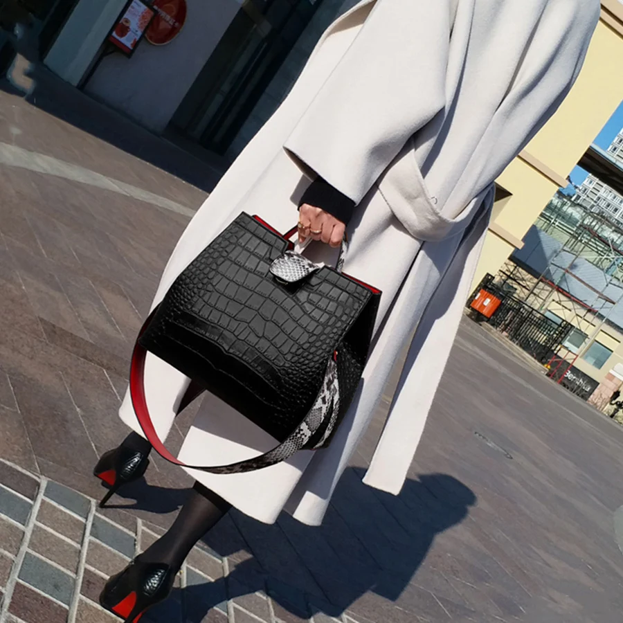 Luxury Crocodile Women Handbag Snakeskin Wide Shoulder Strap Bucket Bag Designer Shoulder Bag Buckle High Capacity Totes