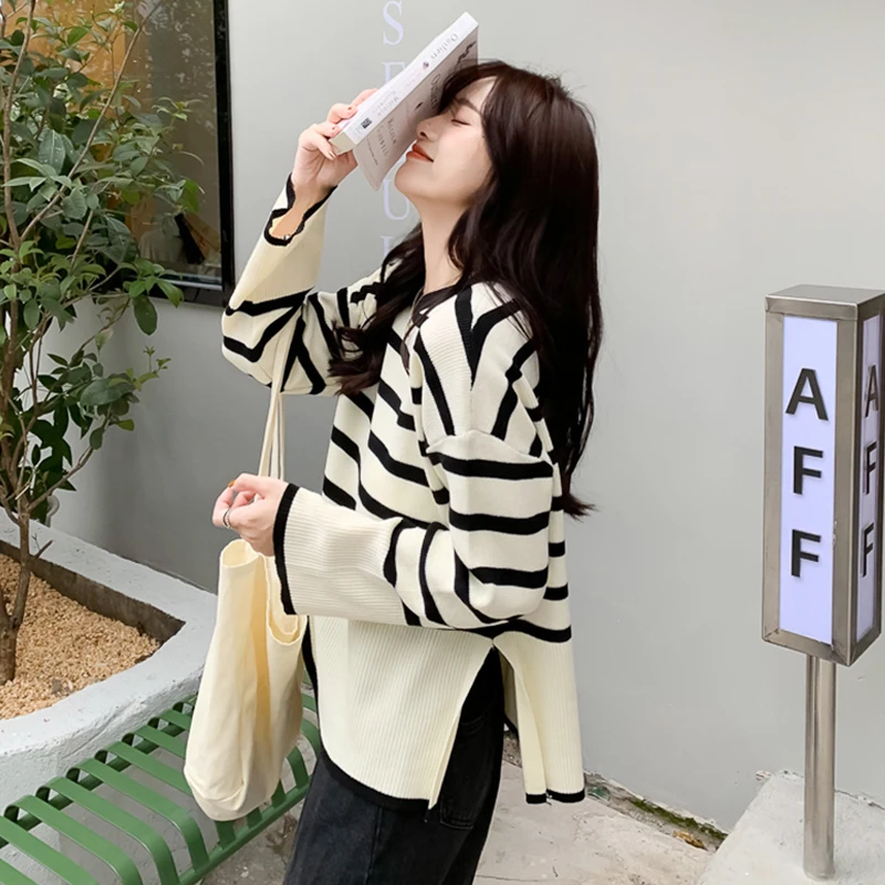 Женский свободный свитер в полоску с круглым вырезом и разрезом | Женская одежда