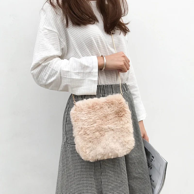 Женская сумка мессенджер MABULA мягкая квадратная на плечо с кроличьим мехом в