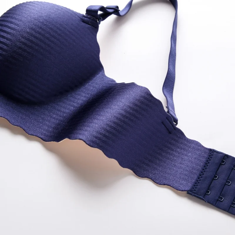 Бесшовный бюстгальтер без косточек в полоску гладкий волнистый край цельное