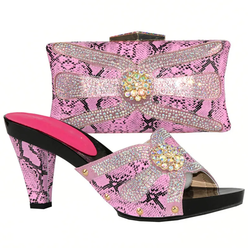 Новейший итальянский комплект из обуви и сумки серебристого цвета украшенный