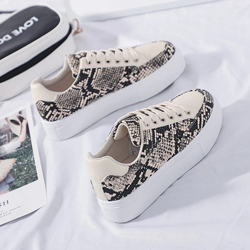 Женская обувь Обувь в школьном стиле со змеиным узором на плоской подошве