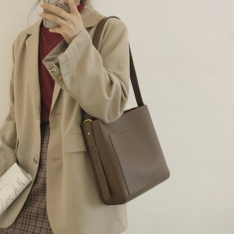 

Винтажные дизайнерские сумки-ведра для женщин, роскошные сумки на ремне через плечо из искусственной кожи, вместительные тоуты из простой к...