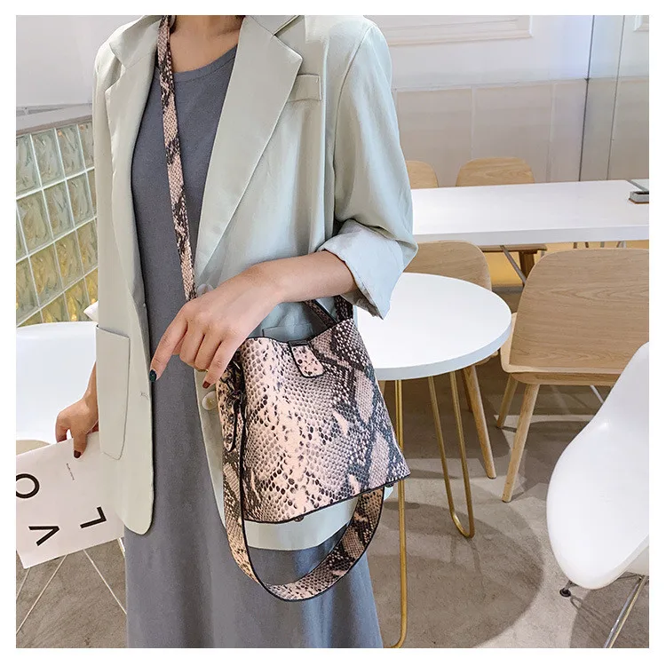 NIGEDU брендовая дизайнерская женская сумка мешок змеиная мессенджер из