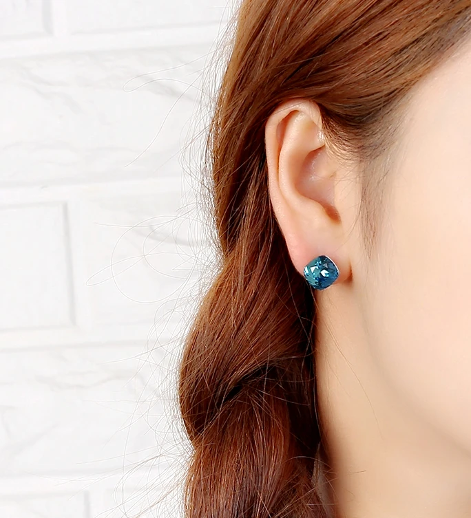 Женские квадратные серьги с синими кристаллами белого золота