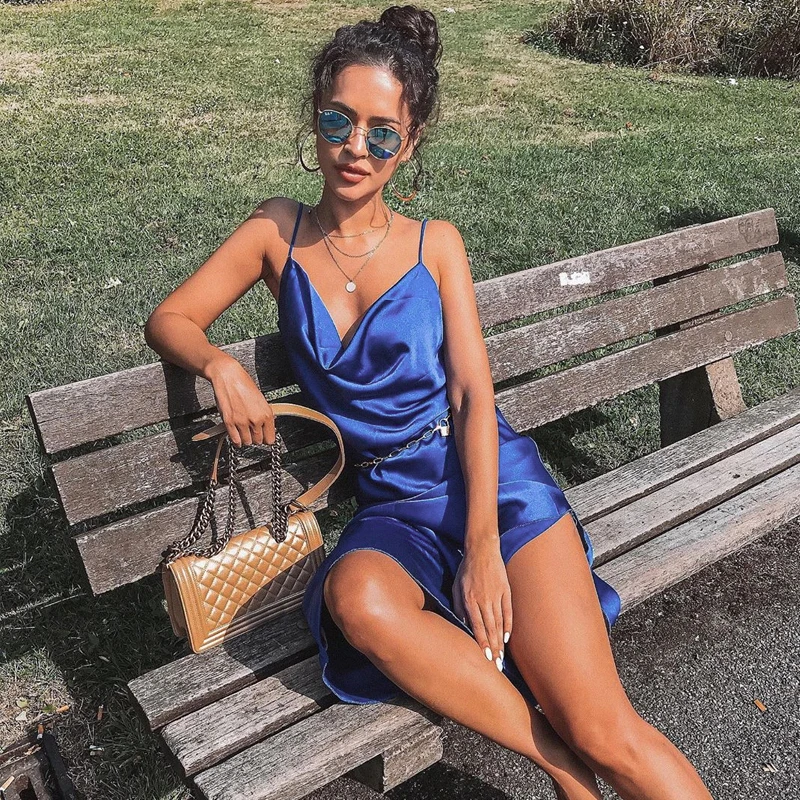 Шелковое тонкое сексуальное длинное платье на бретельках с глубоким V-образным