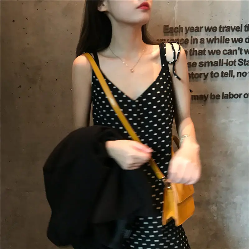 Женское платье в горошек без рукавов с v образным вырезом на тонких бретельках до
