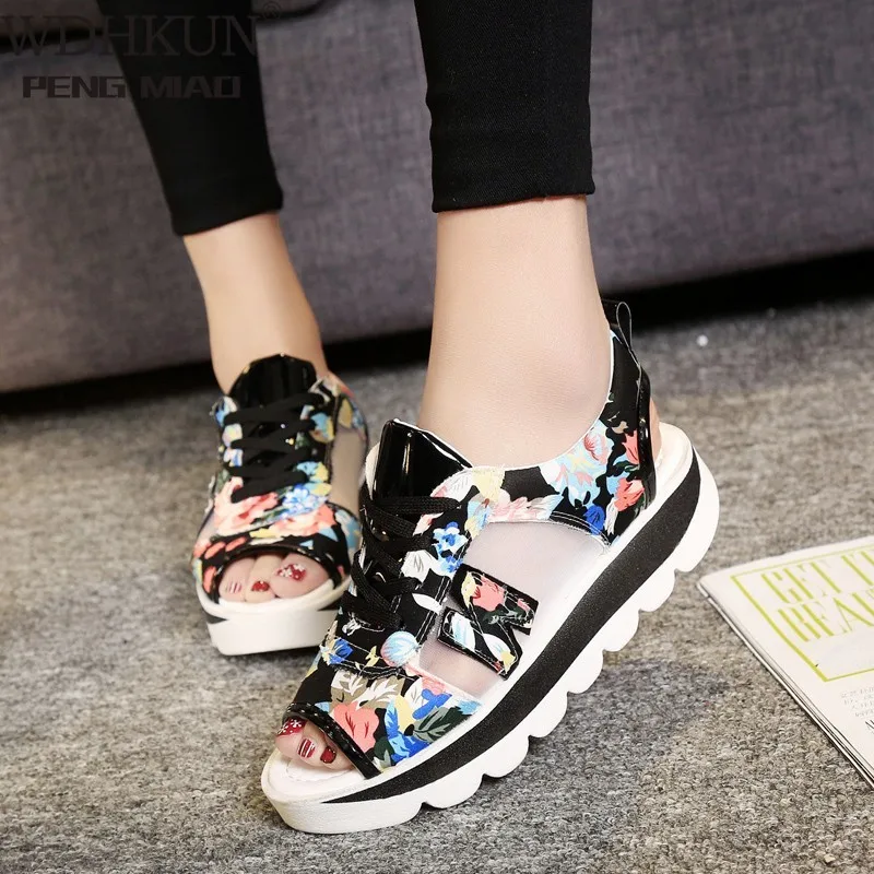 

Женские босоножки на платформе, летние дышащие сетчатые сандалии на толстой танкетке с открытым носком, на шнуровке, большие размеры 35-39, 2020