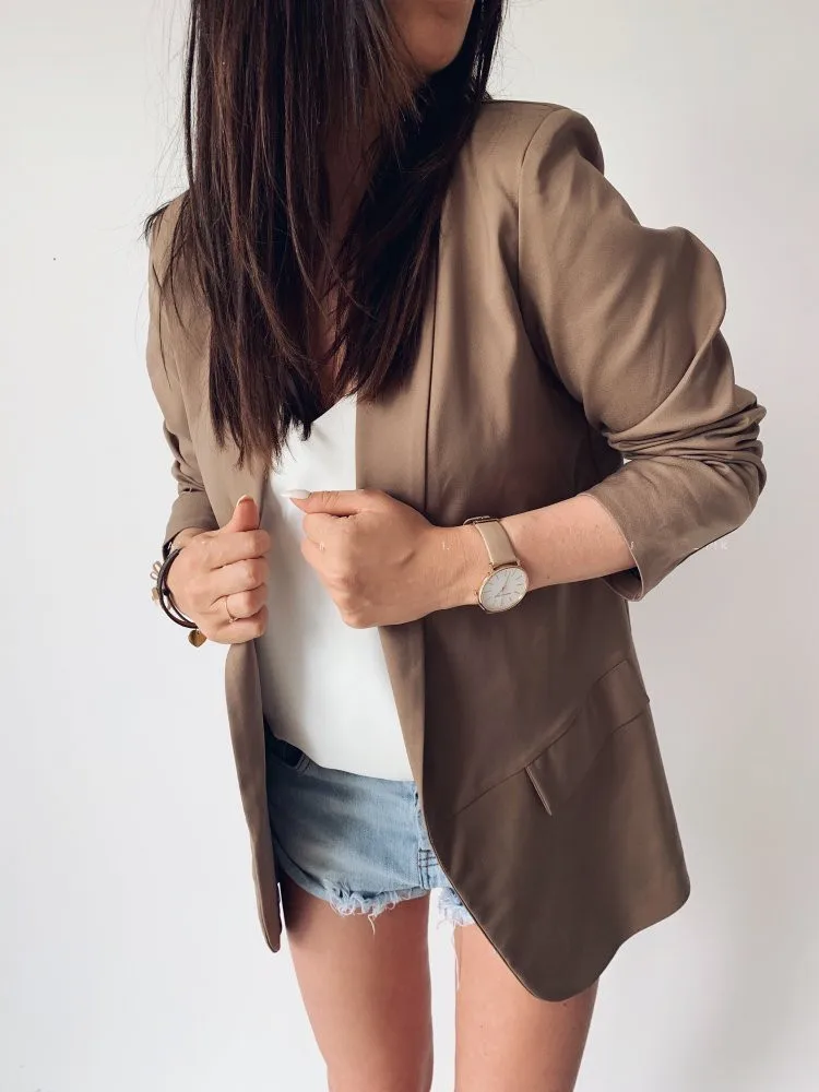 Женский однотонный пиджак на пуговицах с длинным рукавом и двойным карманом для