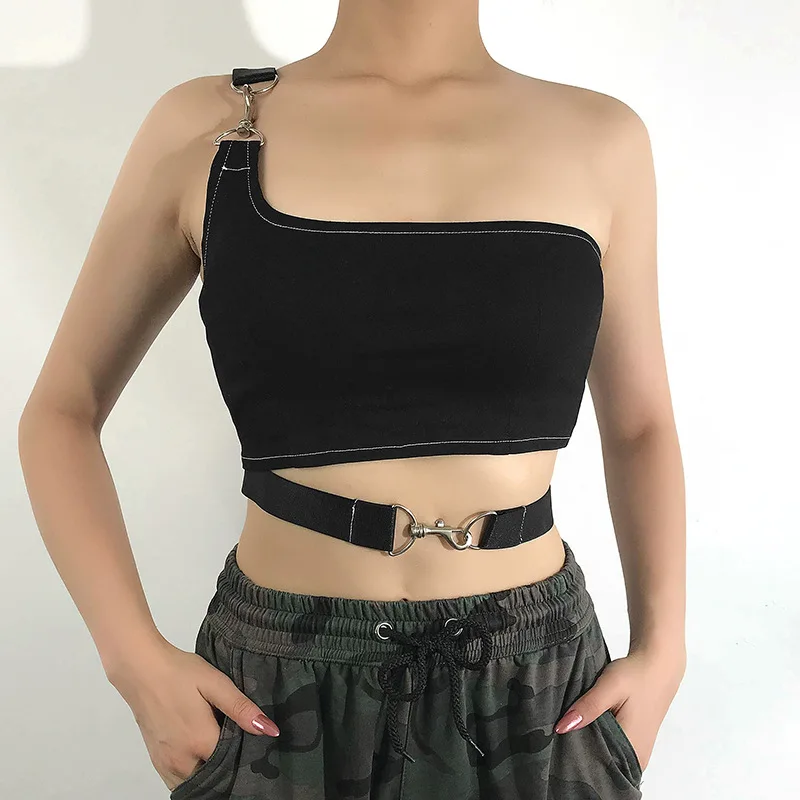 Женский приталенный жилет с металлической пряжкой черный открытыми плечами