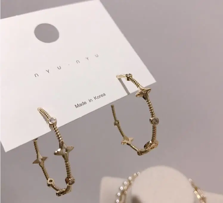 Простые изысканные женские классические круглые серьги с буквами модные крупные