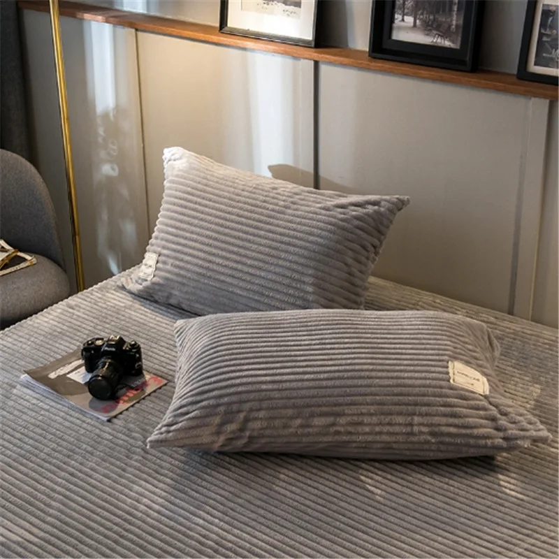 Зимний теплый чехол для подушки 48x74 фланелевый кораллового цвета однотонный