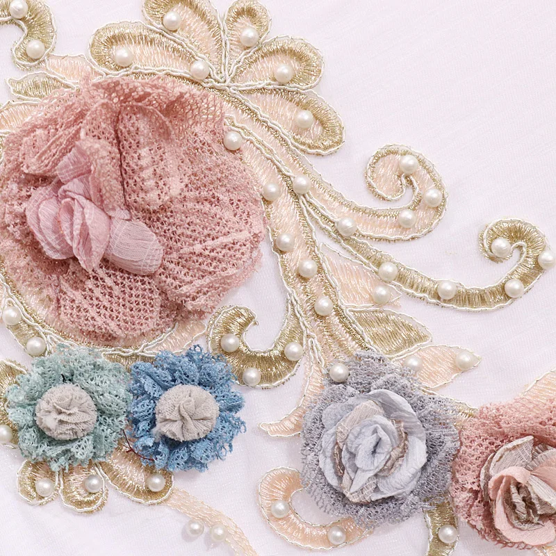 Летний модный женский комплект белая футболка с аппликацией из бисера + потертые