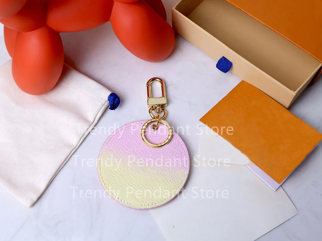 

2021 New Luxury Brand Presbyopia Leather Summer Flower Blooming Pink Round Keychain Fashion Bag Accessories Pendant Keychains