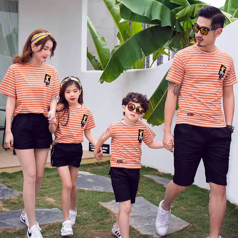 Летние Семейные одинаковые рубашки в полоску наряды мама мальчик девочка одежда