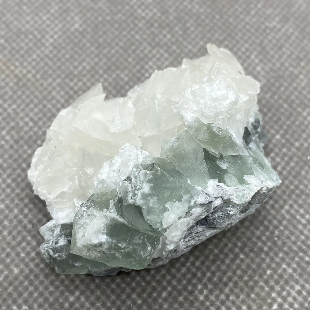 

Natural white flake calcite coexists with green fluorite, which is very beautiful