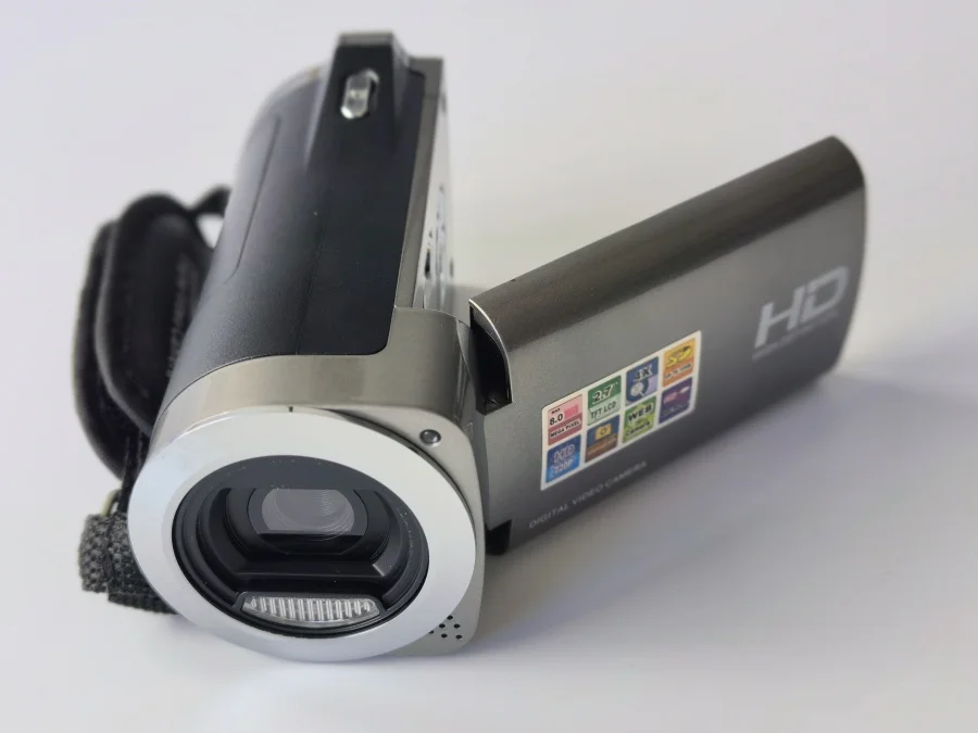 HD720P цифровая видеокамера с 2 7 дюймовым TFT-дисплеем и 4-кратным цифровым зумом |